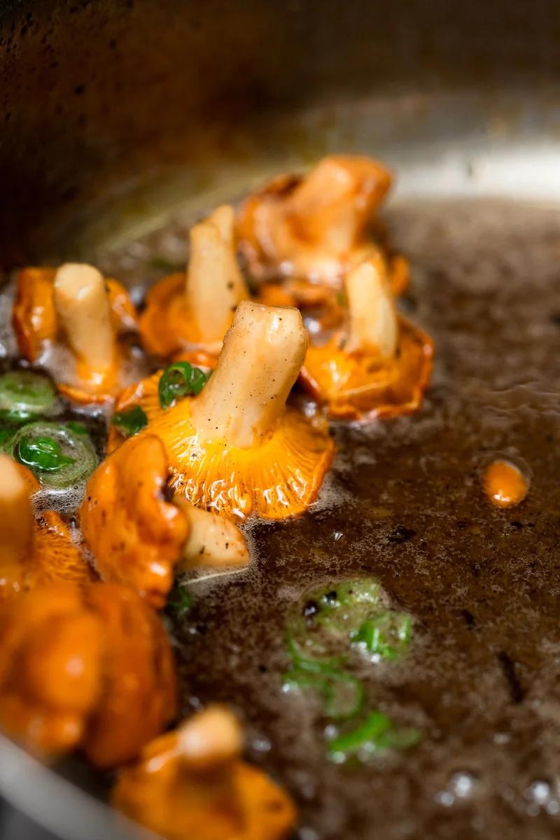 Présentation artistique des plats au restaurant La Girole