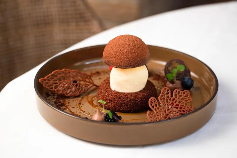 Ambiance chaleureuse de la salle du restaurant