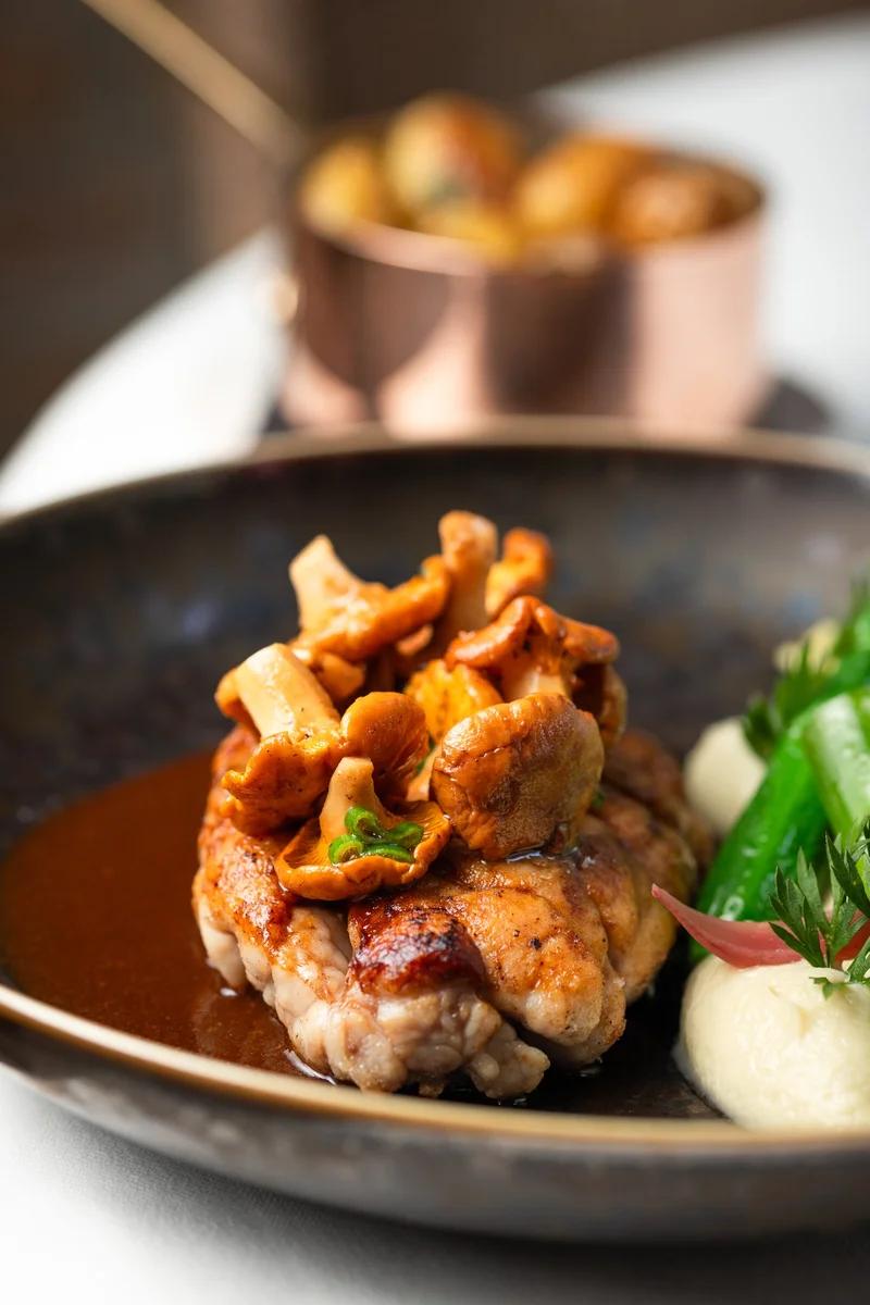 Détail culinaire raffiné du restaurant La Girole